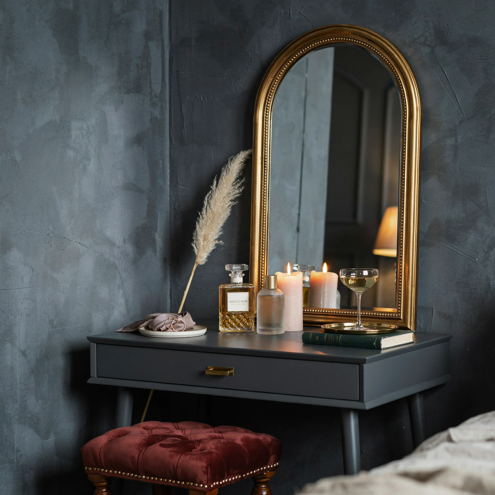 8 Moody Bedroom Vanity Setups with Dark and Sophisticated Style